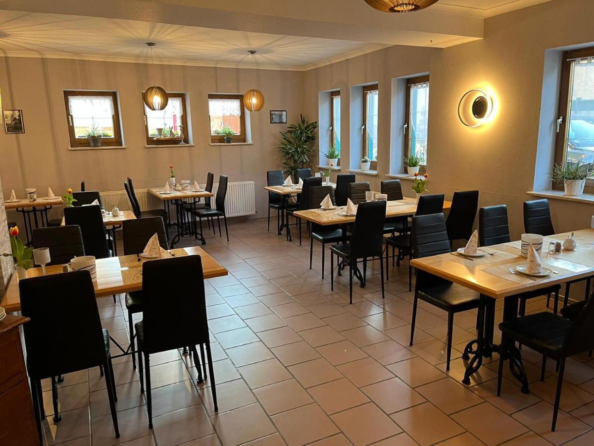 Hotel Garni Zum Rebstock Наумбург Екстериор снимка