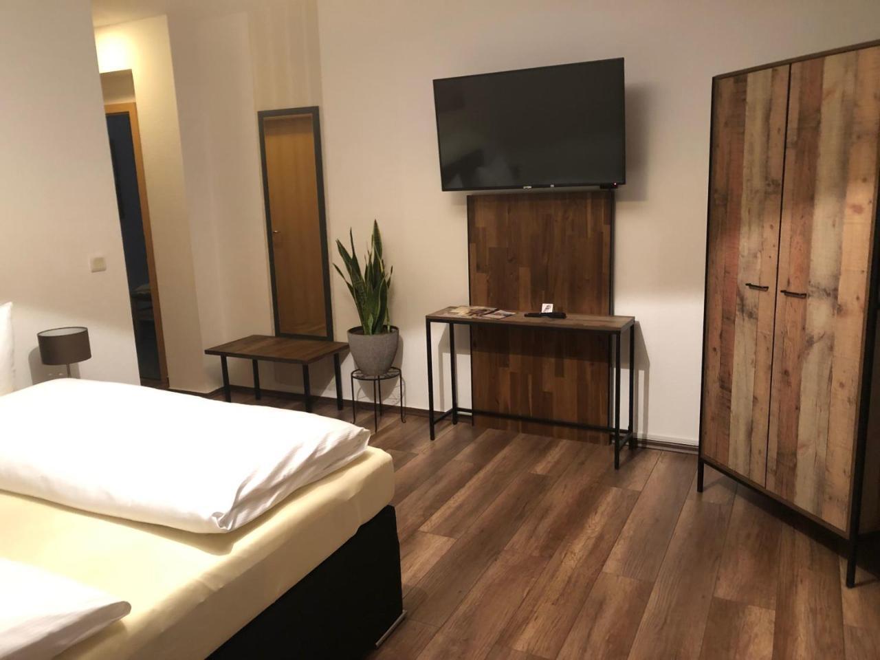 Hotel Garni Zum Rebstock Наумбург Екстериор снимка