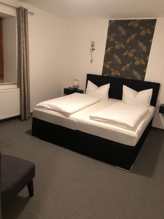 Hotel Garni Zum Rebstock Наумбург Екстериор снимка